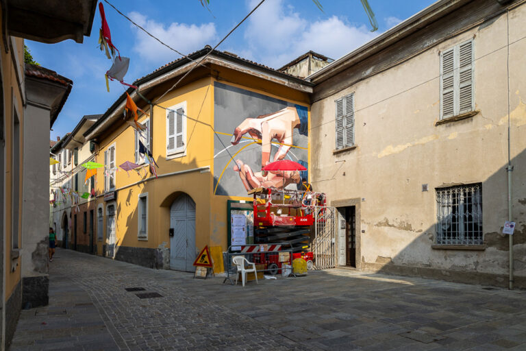 l'artista sull'elevatore con la sua tavolozza di colori. L'opera sta nascendo